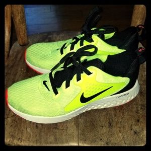 Boys Nike Legend React USsz4